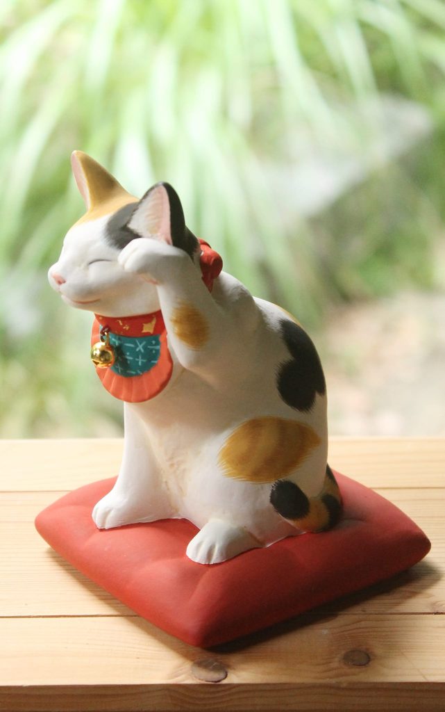 博多人形 久寿夫作 招き猫 金色 招き猫(金) | 博多人形工房いしだ